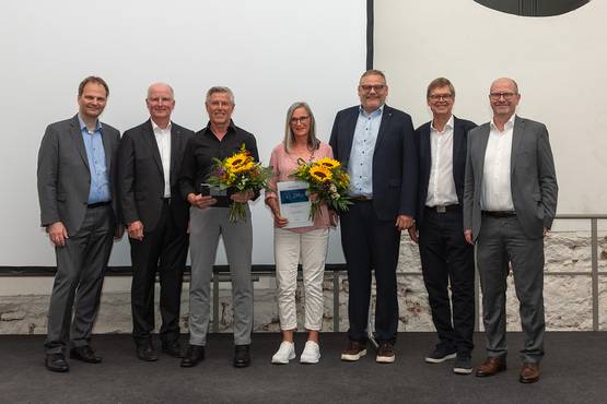 45 Jahre im Kurtz Ersa-Konzern: Waltraud Häfner und Jürgen Rüppel (beide mit Blumen) mit der Geschäftsführung