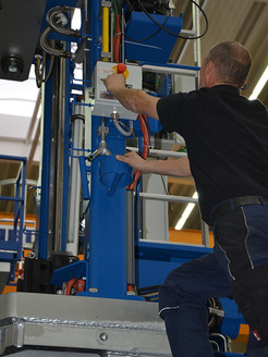 Kurtz Ersa Techniker bei der Montage einer Niederdruckgießmaschine