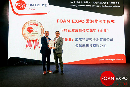 Michael Chan (rechts), Managing Director von Kurtz Ersa Asia Ltd. und zuständig für die Region Asien und den Bereich Moulding Machines, nahm den Award bei der Preisverleihung auf der Foam Expo China 2023 in Shanghai entgegen