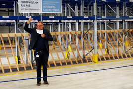 Auf das gelungene Bauvorhaben: Thomas Mühleck, CFO/CEO a.i. und Geschäftsführer der Kurtz Ersa Logistik GmbH, erhebt das Glas