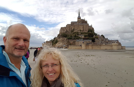 Dieter Stegmeier mit Frau Maria vor dem Mont-Saint-Michel