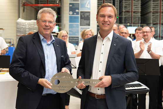 Kurt Ersa-CEO Rainer Kurtz übergibt den Schlüssel an Logistikchef Matthias Hofmann
