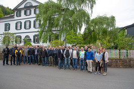 Teilnehmer des Ersa Service Meetings vor dem Eisenhammer in Hasloch