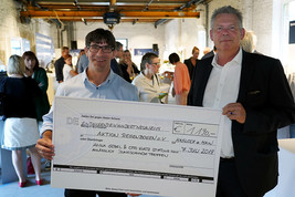 Spende an Aktion Regenbogen: Vorstandsmitglied Michael Bannwarth (li.) erhält den Scheck aus den Händen von CEO Rainer Kurtz