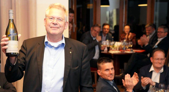 CEO Rainer Kurtz präsentiert den HAMMERWEIN 2019: der „Weiße Burgunder 2017“ vom Weingut Augustin aus dem fränkischen Sulzfeld