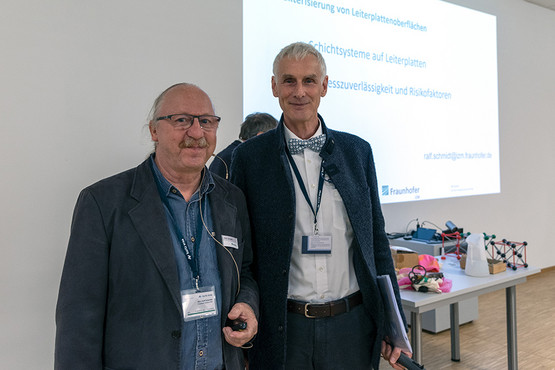 Dr. Hans Bell (re.) und Dipl.-Ing. Ralf Schmidt vom Fraunhofer Institut für Zuverlässigkeit und Mikrointegration (IZM)