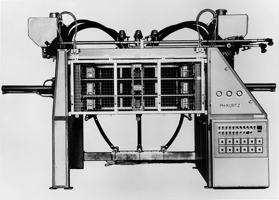 Mit Johann Friedrich Jegelka begann 1970 bei Kurtz der Bau von Maschinen zur Verarbeitung von expandierbarem Polystyrol. Ende 1971 wurde der erste Kurtz Formteilautomat (Typ 610D) ausgeliefert
