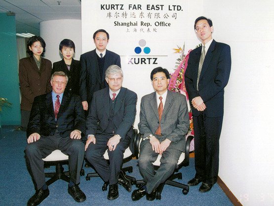 Auf dem Weg zum Global Player – Walter Kurtz und Erich Streichsbier und die asiatischen Kollegen in Hongkong, wo 1988 die Niederlassung Kurtz Far East gegründet wurde