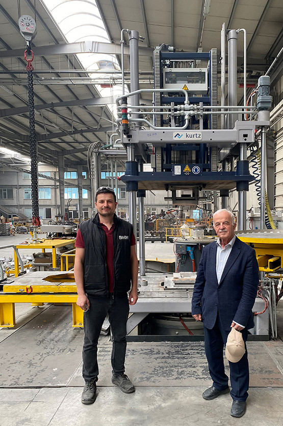 Geschäftsführer Ahmet Altun (re.) und Kenan Pulat vor der neuen Kurtz Niederdruckgießmaschine; Kenan Pulat ist Assistant Production Manager bei Altun Döküm Sanayi A.?. und verantwortlich für die Gussteilproduktion