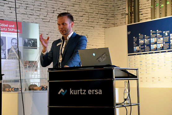 Dr. Sebastian Smerat bei seinem Vortrag über "Unternehmenserfolg durch Digitale Service-Innovationen"