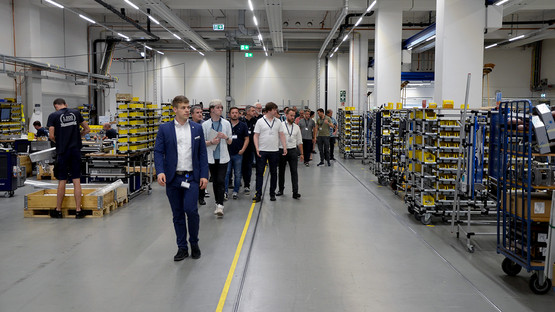 Nicolai Böhrer führt als Leiter Sales Support durch die Smart Factory von Ersa, die 2021 als "Fabrik des Jahres" ausgezeichnet wurde