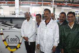 Operations Director BN Shukla (links) und Avinash V. Nalawade, Manager Manufacturing Engineering (vorne, weißer Kittel), mit der neuen Ersa POWERFLOW – für Ersa ist es die 1.000ste Wellenlötmaschine in Produktion