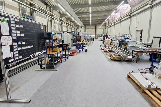 Die neue Halle auf dem Reinhardshof aktiviert 739 m² zusätzliche  Fläche für Kundenprojekte des Bereichs Automatisierungstechnik