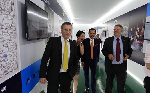 Kurtz Ersa CEO Rainer Kurtz (re.),
						Asien-Chefs Bernd Schenker sowie
						Michael Chan (2.v.r.) und May Wong
						beim 10-jährigen Jubiläum in Zhuhai